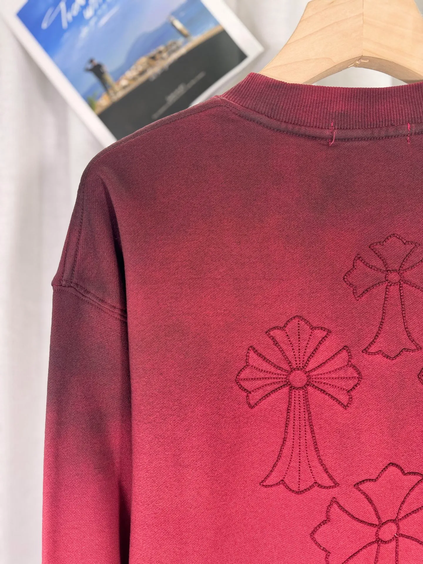 P260 top version, real shot without P, ​​different from market currency) 𝗖𝗵𝗿𝗼𝗺𝗲 𝗛𝗲𝗮𝗿𝘁𝘀/Cro Heart 2025 washed patch embroidery autumn and winter new original single counter American laser burnt 3D three-dimensional color embroidered couple casual sweatshirt 👑The highest version! Customized fabric 430g tripe terry fabric! American acid-washed and distressed original fabric laser burnt ✟appliqué embroidery and exquisite embroidery of letters! The best-selling model in the counter, very comfortable to wear. Accessories: original molded and authenticated collar label➕100% silk wash label. Genuine purchase-grade original hangtag➕matching hanging rope➕3D hanging beads➕original packaging bag. Craftsmanship: The original version has consistent wiring! The highest version of the armhole matching technique! Color: Red Black Size: S M L XL Style No.: 9309